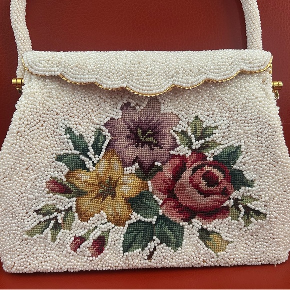 Vintage 1960’s white beaded purse with embroidered flowers & scalloped closure. - Picture 3 of 11
